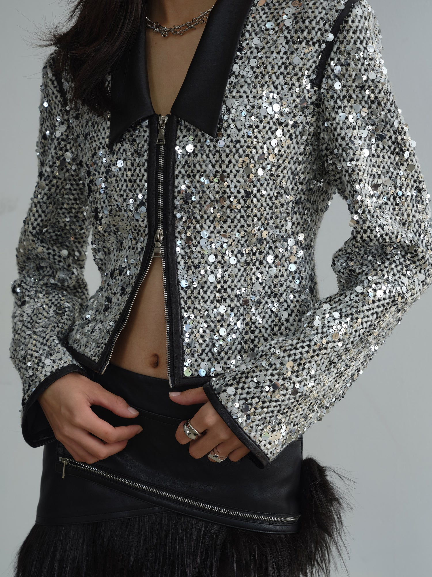 Veste courte à paillettes à collier bas