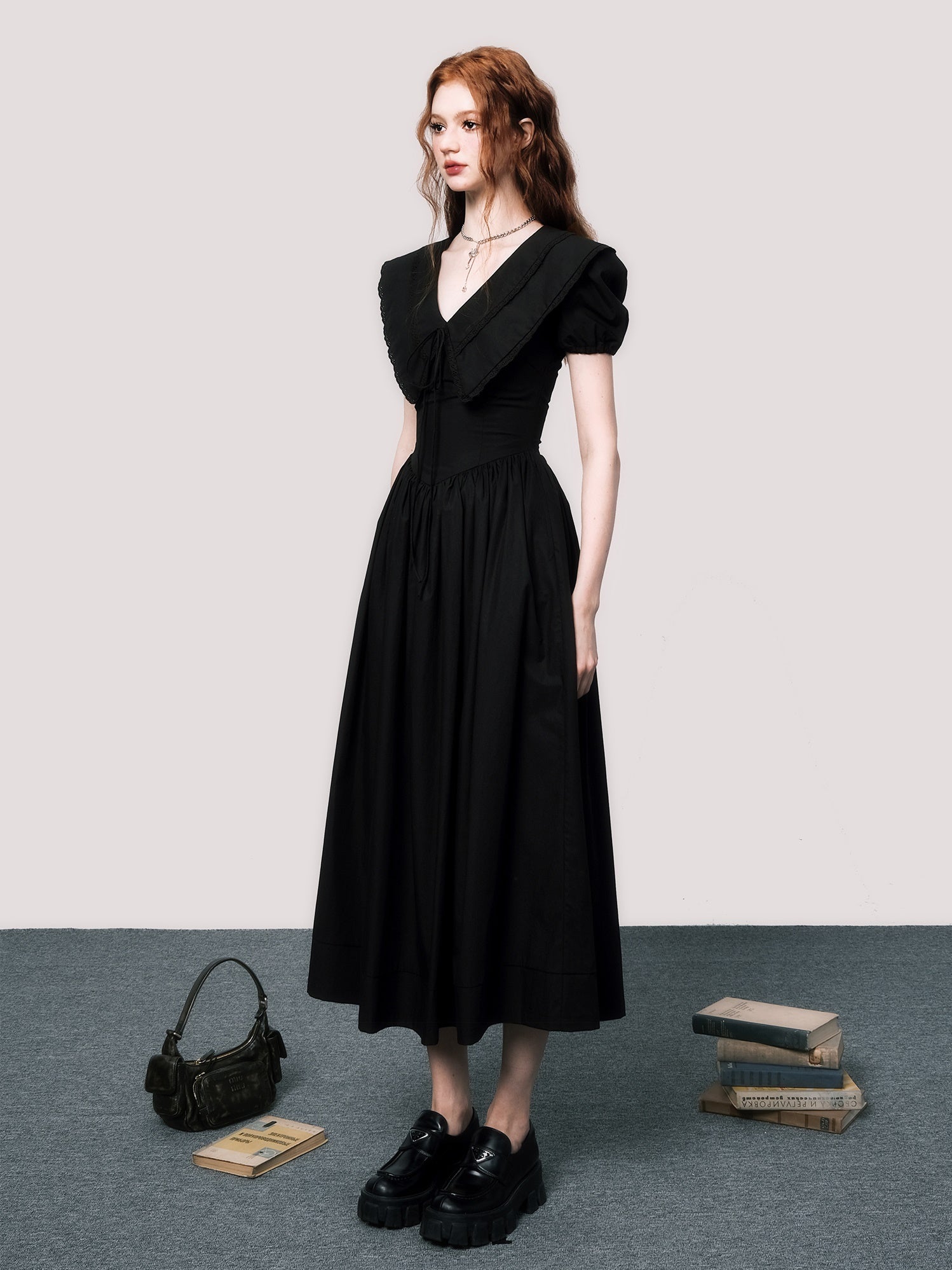 Robe noire à manches bouffantes en V-Neck