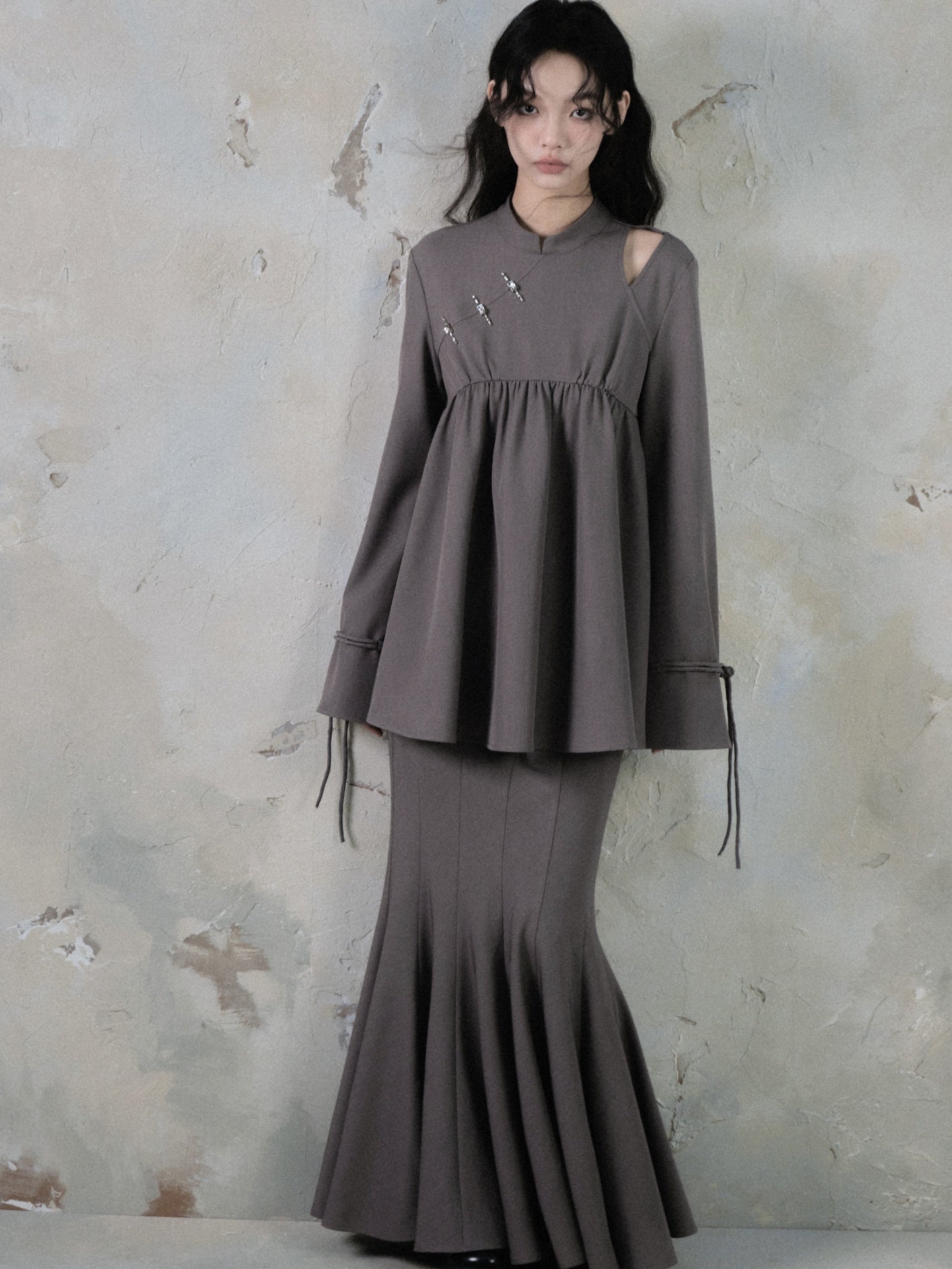 중국 스타일의 컷 아웃 Peplum Top &amp; Mermaid Long Skirt