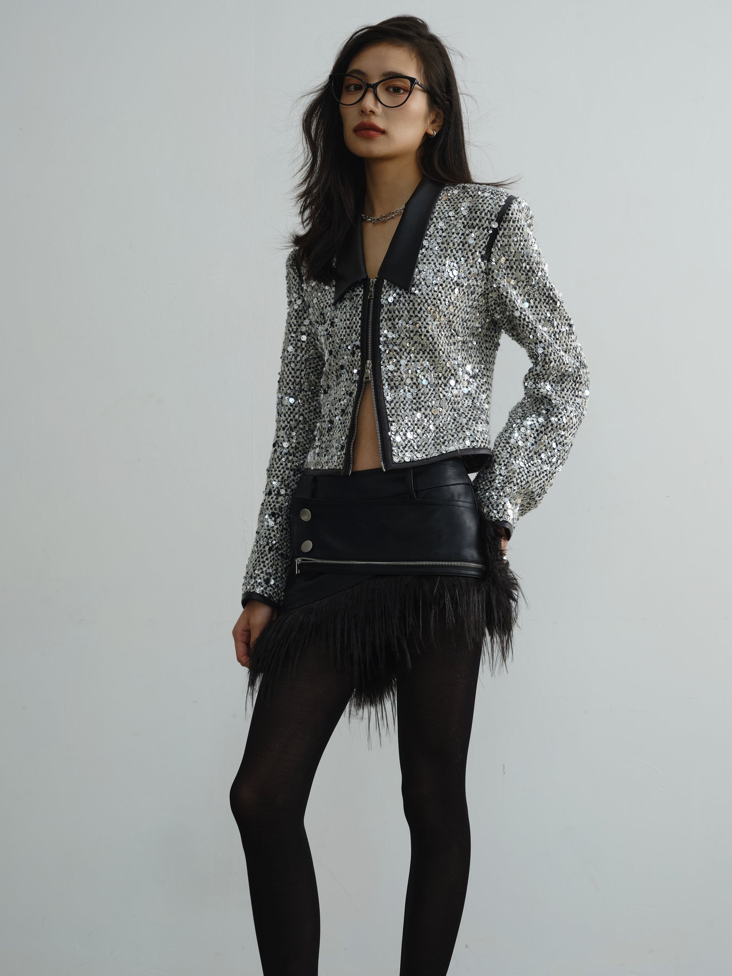 Veste courte à paillettes à collier bas