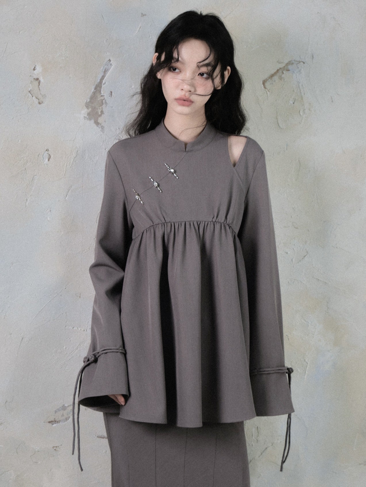 중국 스타일의 컷 아웃 Peplum Top &amp; Mermaid Long Skirt