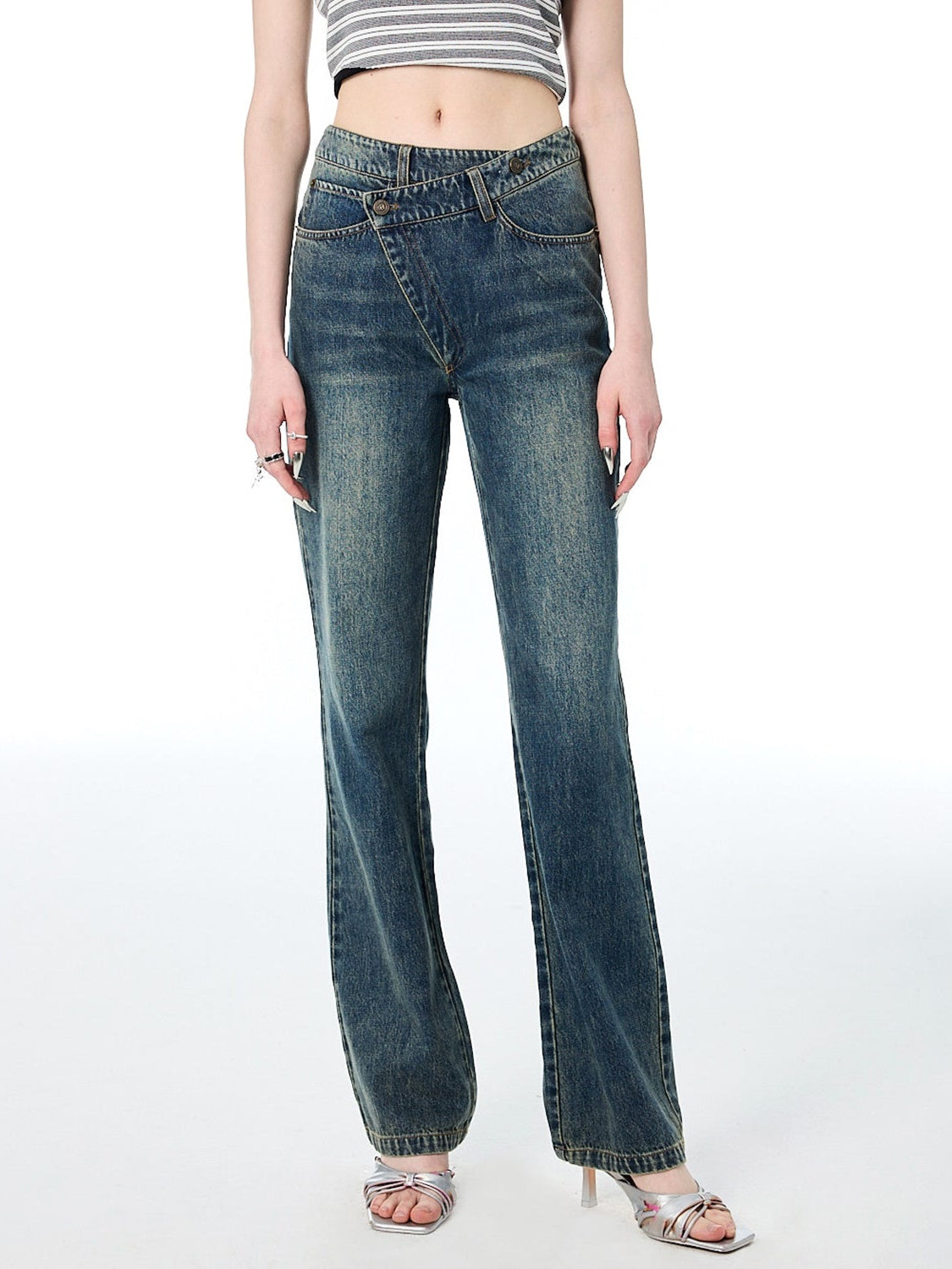 Diagonal Placket Washed Jeans