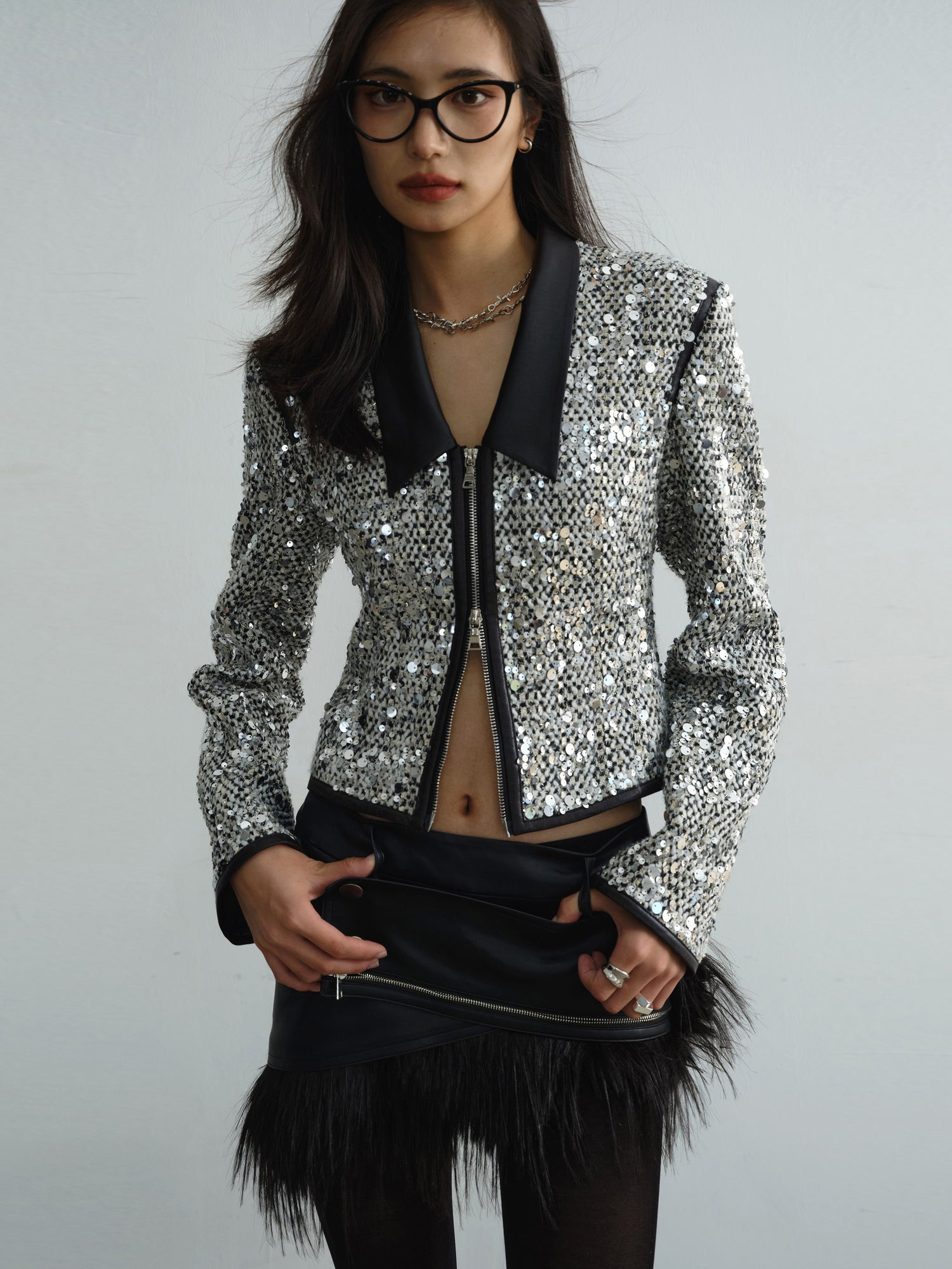 Veste courte à paillettes à collier bas