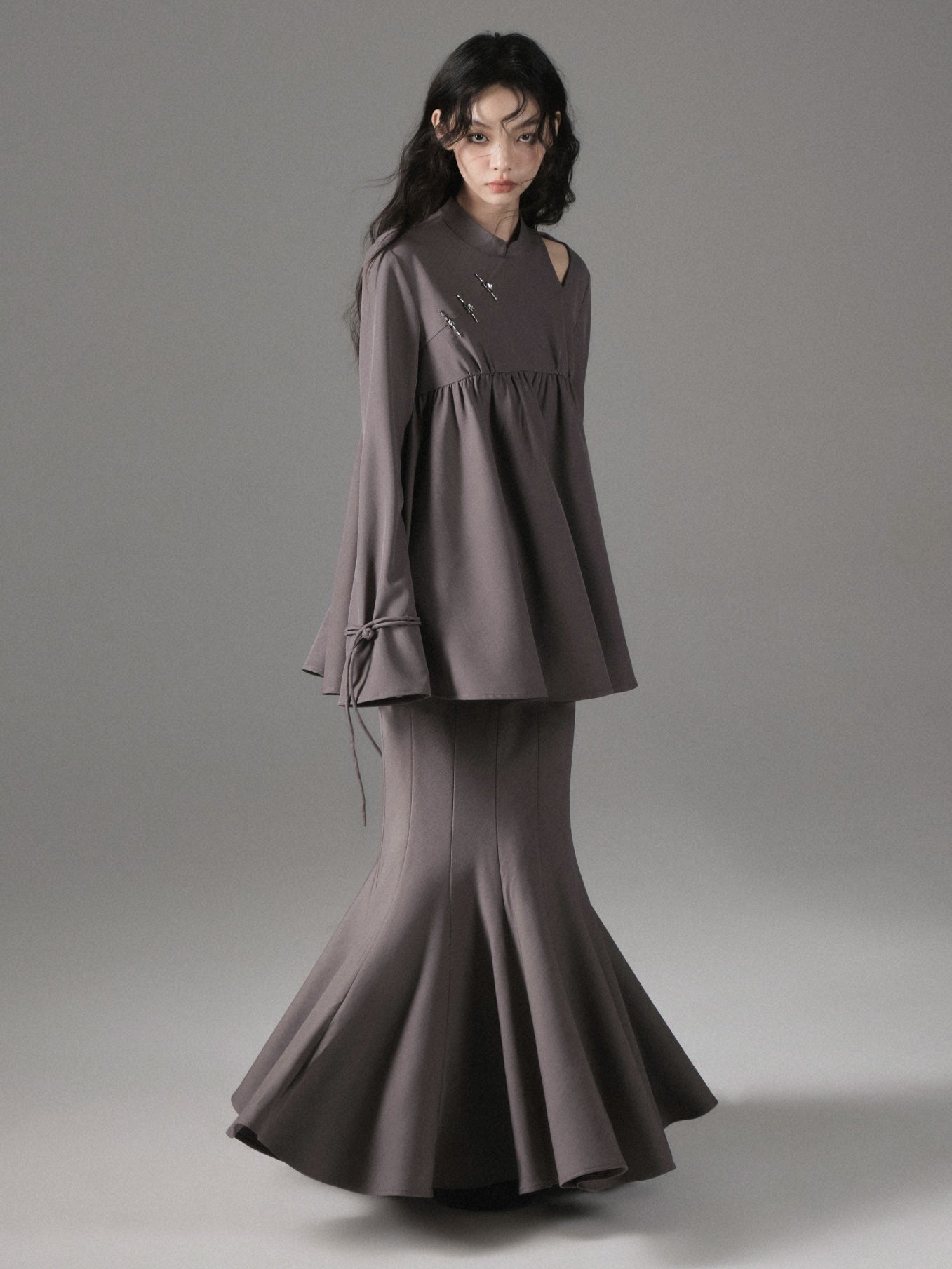 중국 스타일의 컷 아웃 Peplum Top &amp; Mermaid Long Skirt