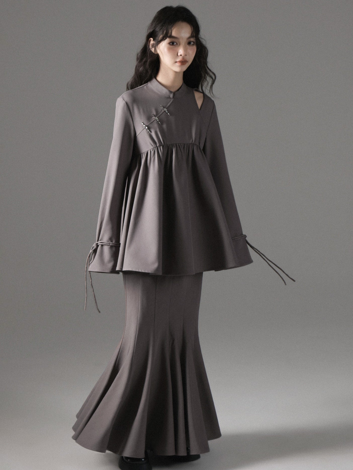 중국 스타일의 컷 아웃 Peplum Top &amp; Mermaid Long Skirt