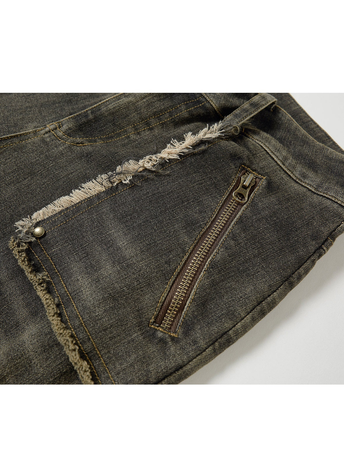 Gewaschene Denimhose mit verzweifeltem Loch untere