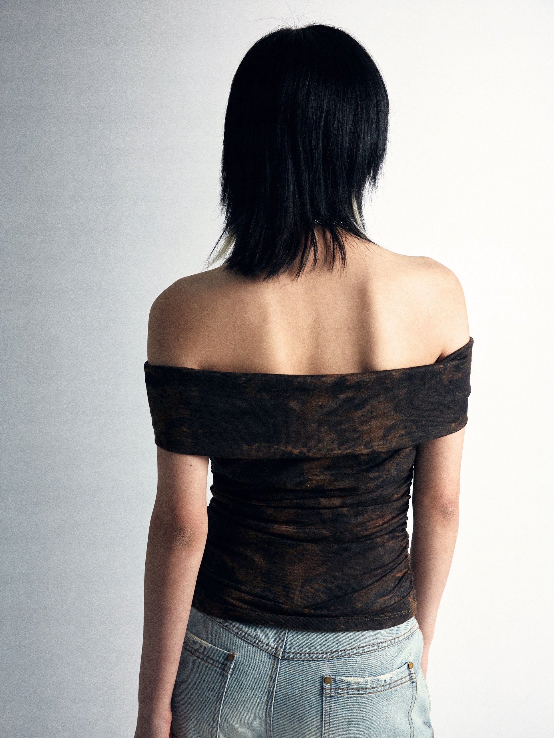 WRINKLED ELASTIC OFF-SHOULDER T-SHIRT