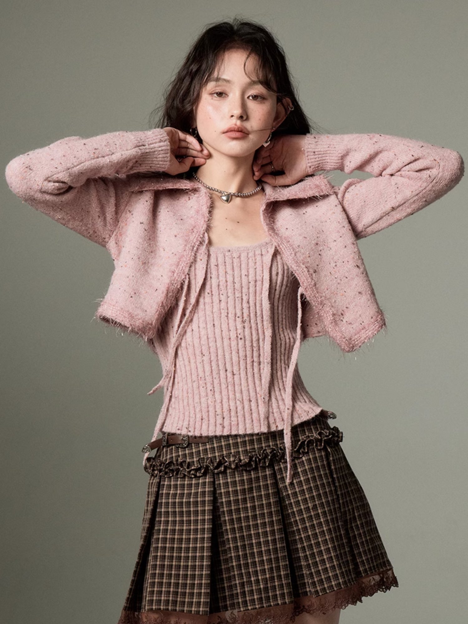 Big Collar Cropped Tricoted Cardigan and Camisole Configuration