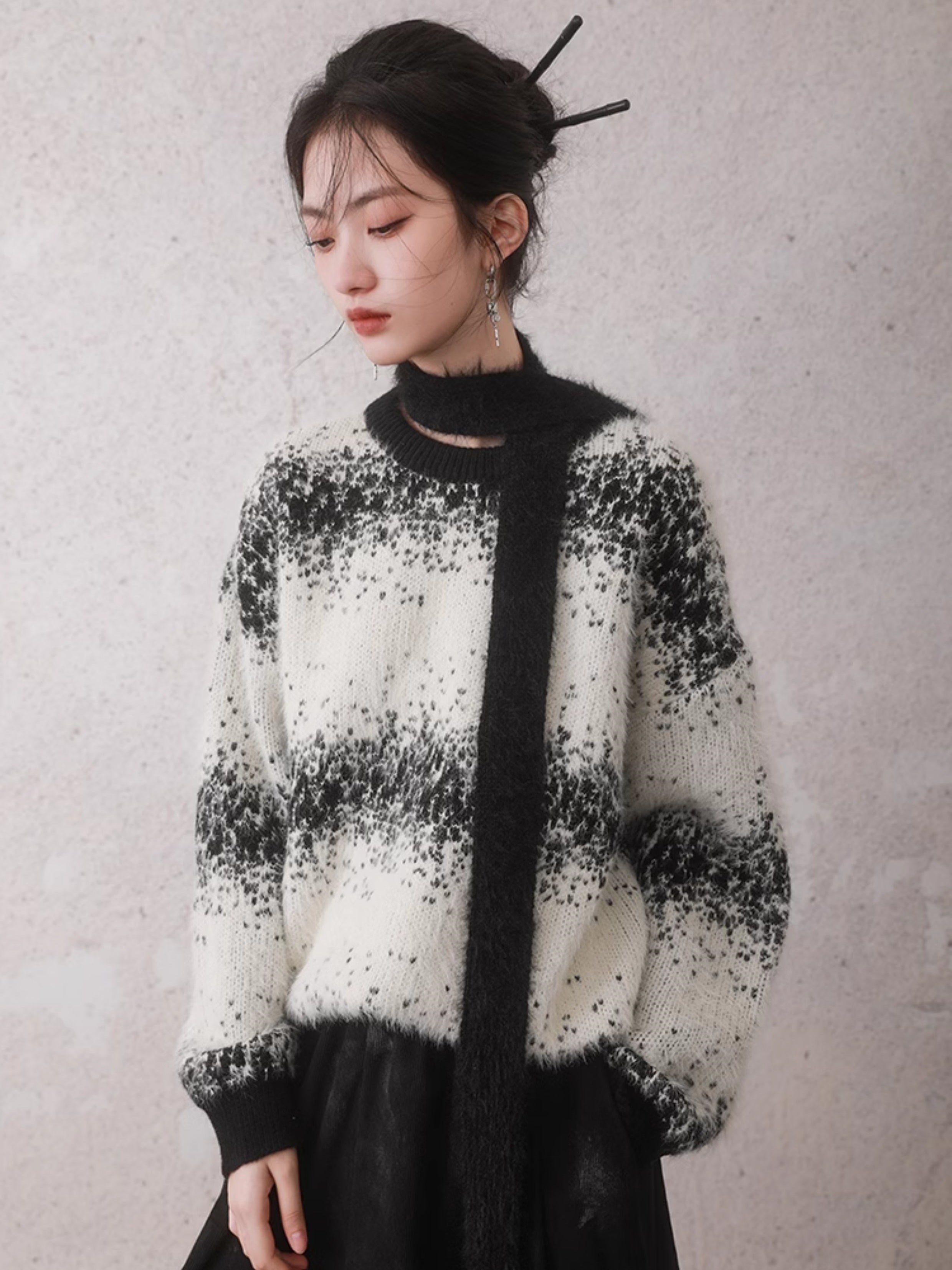 Round Neck Ink Dot Plush Knitted Sweater