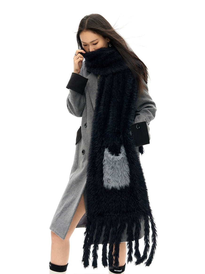 Contrast Pocket Tassel Muffler