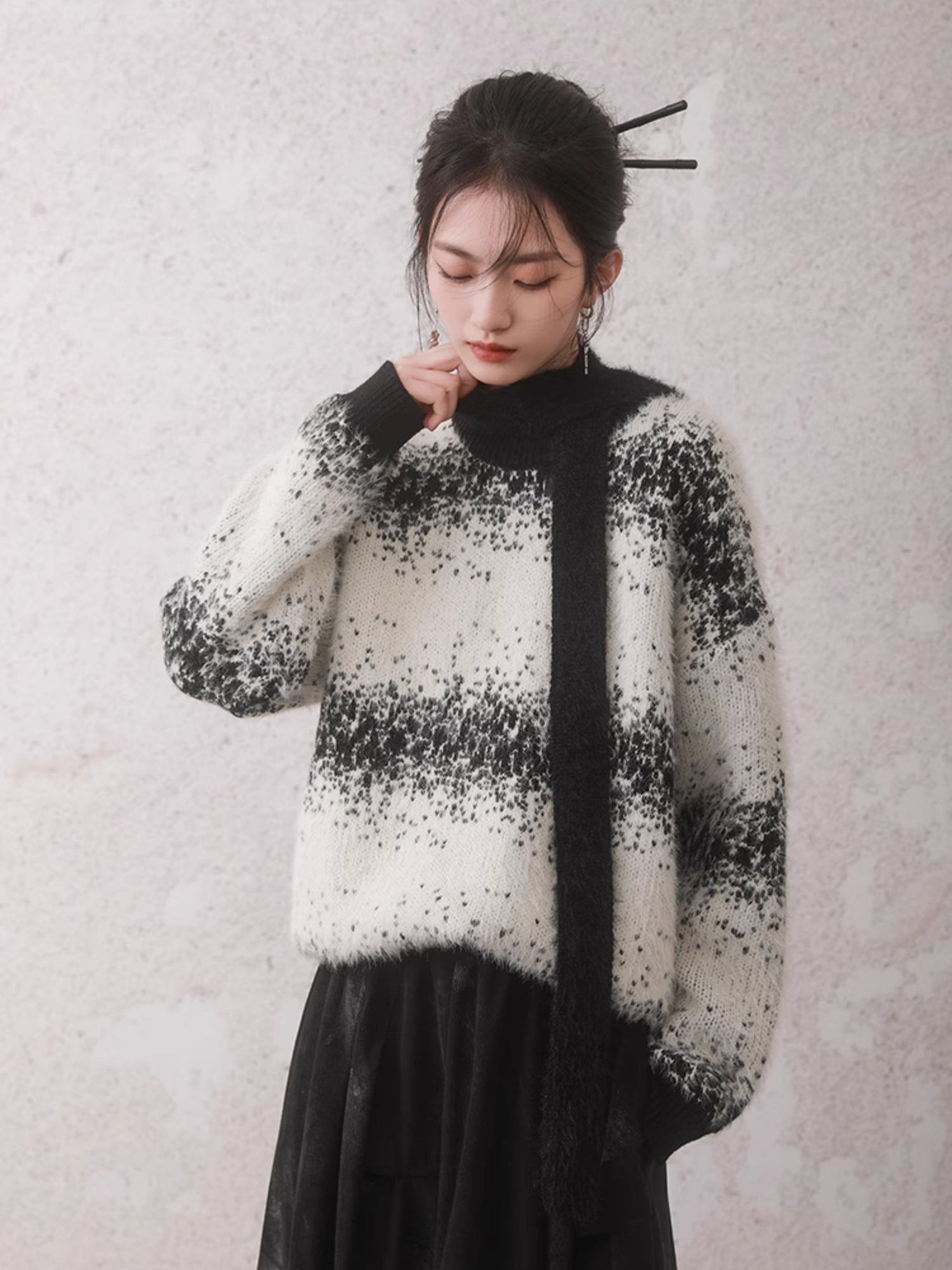 Round Neck Ink Dot Plush Knitted Sweater