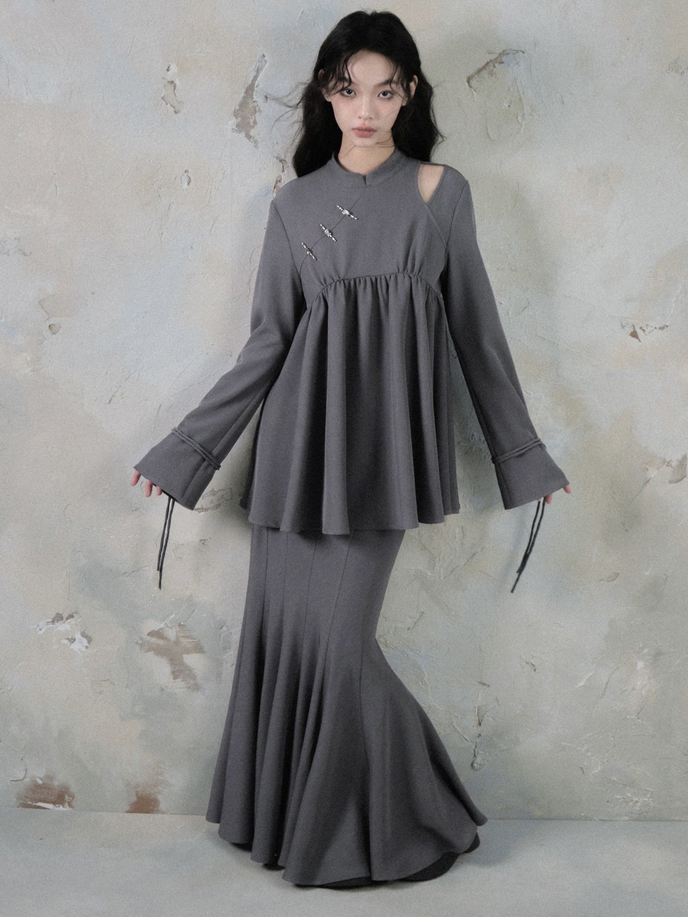 중국 스타일의 컷 아웃 Peplum Top &amp; Mermaid Long Skirt