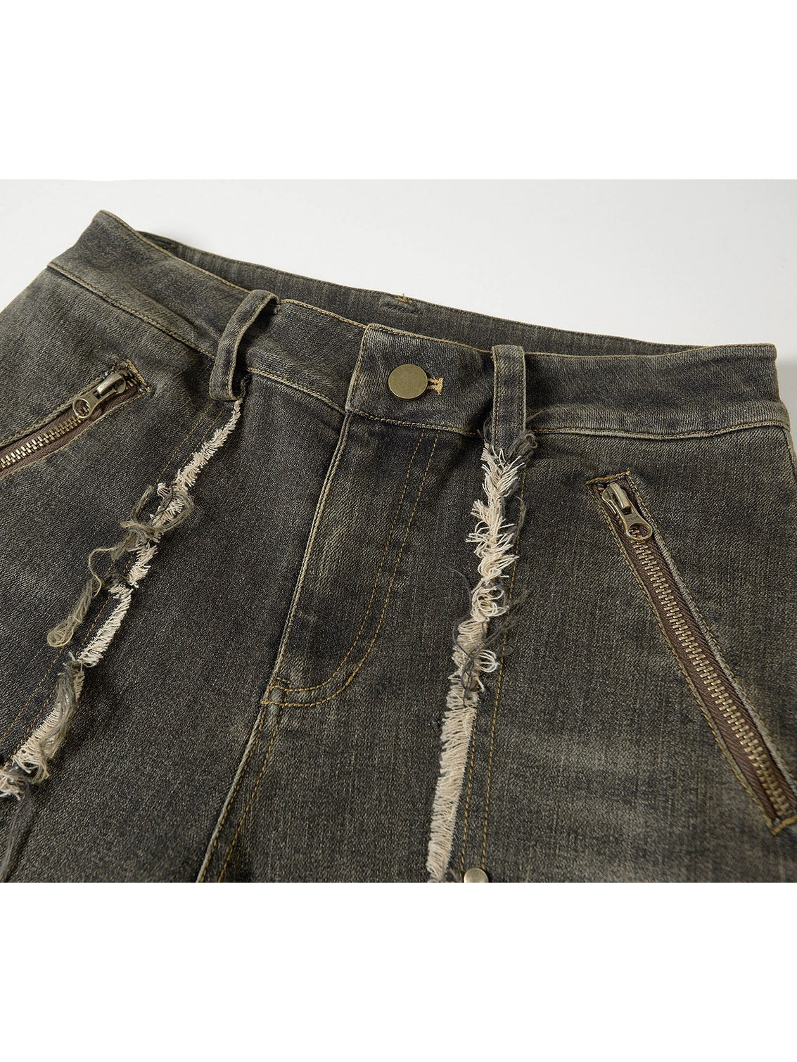 Gewaschene Denimhose mit verzweifeltem Loch untere