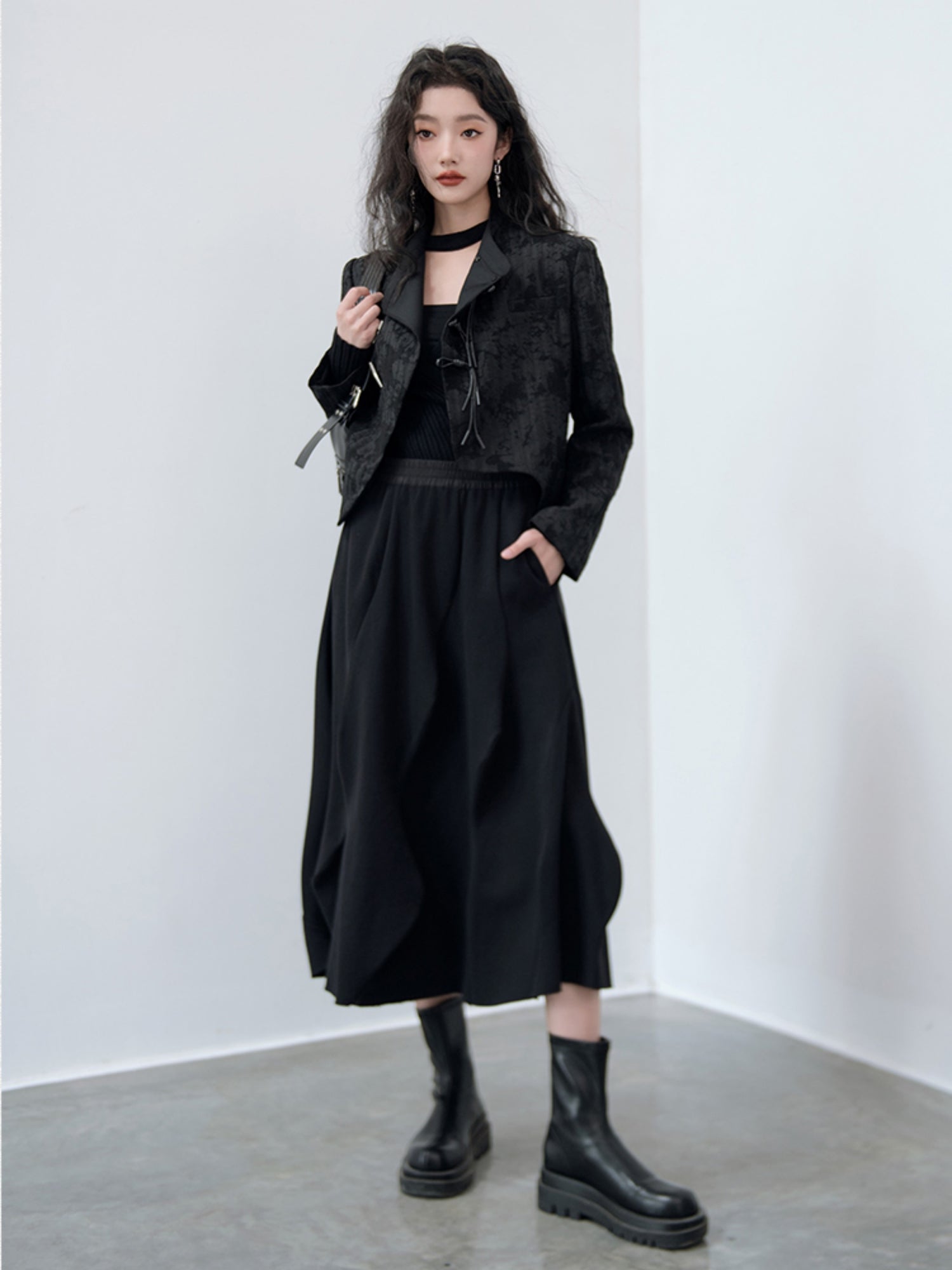 Versperrte chinesische Button -Asymmetriejacke und Rock