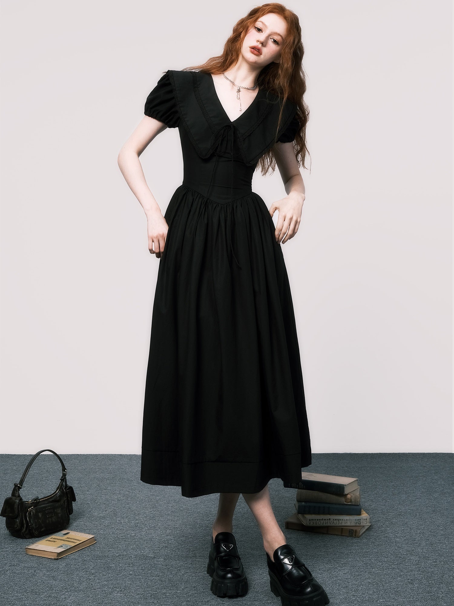 Robe noire à manches bouffantes en V-Neck