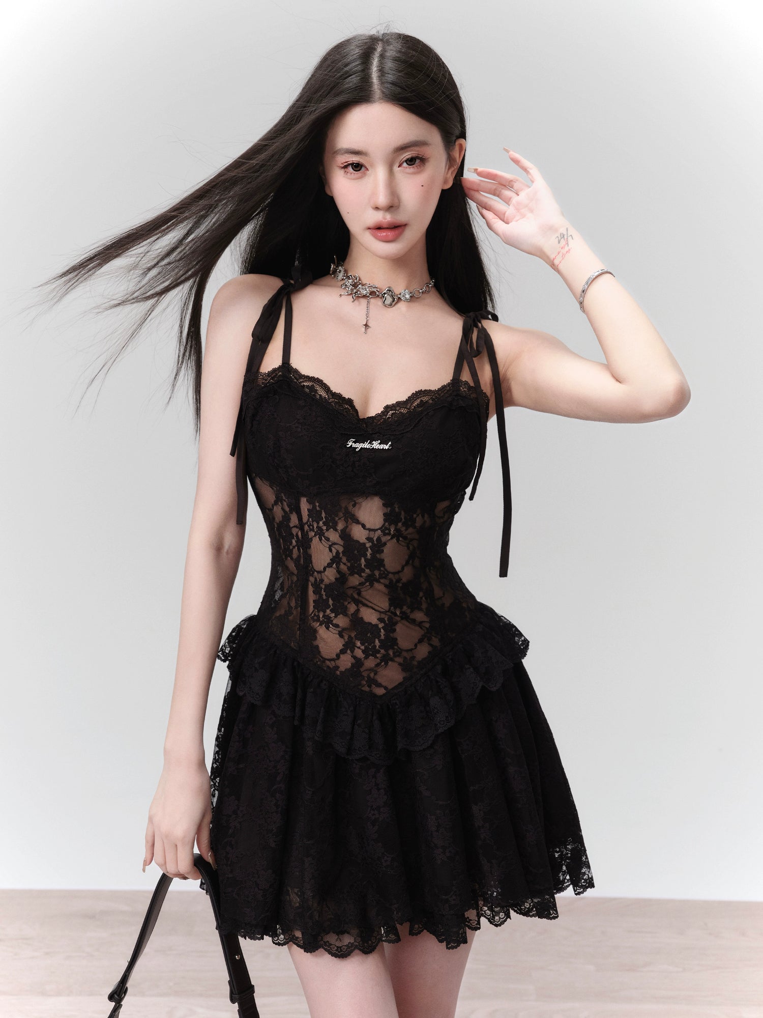 Dentelle petite robe noire douce et épicée