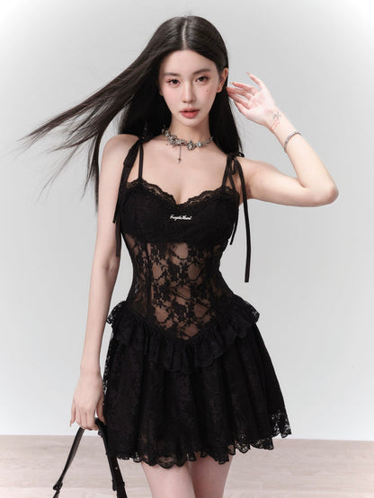 Dentelle petite robe noire douce et épicée