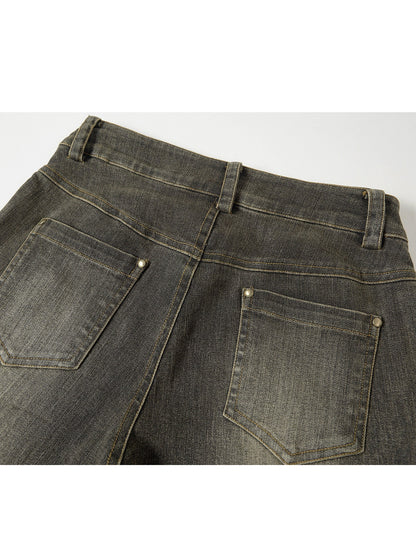 Gewaschene Denimhose mit verzweifeltem Loch untere