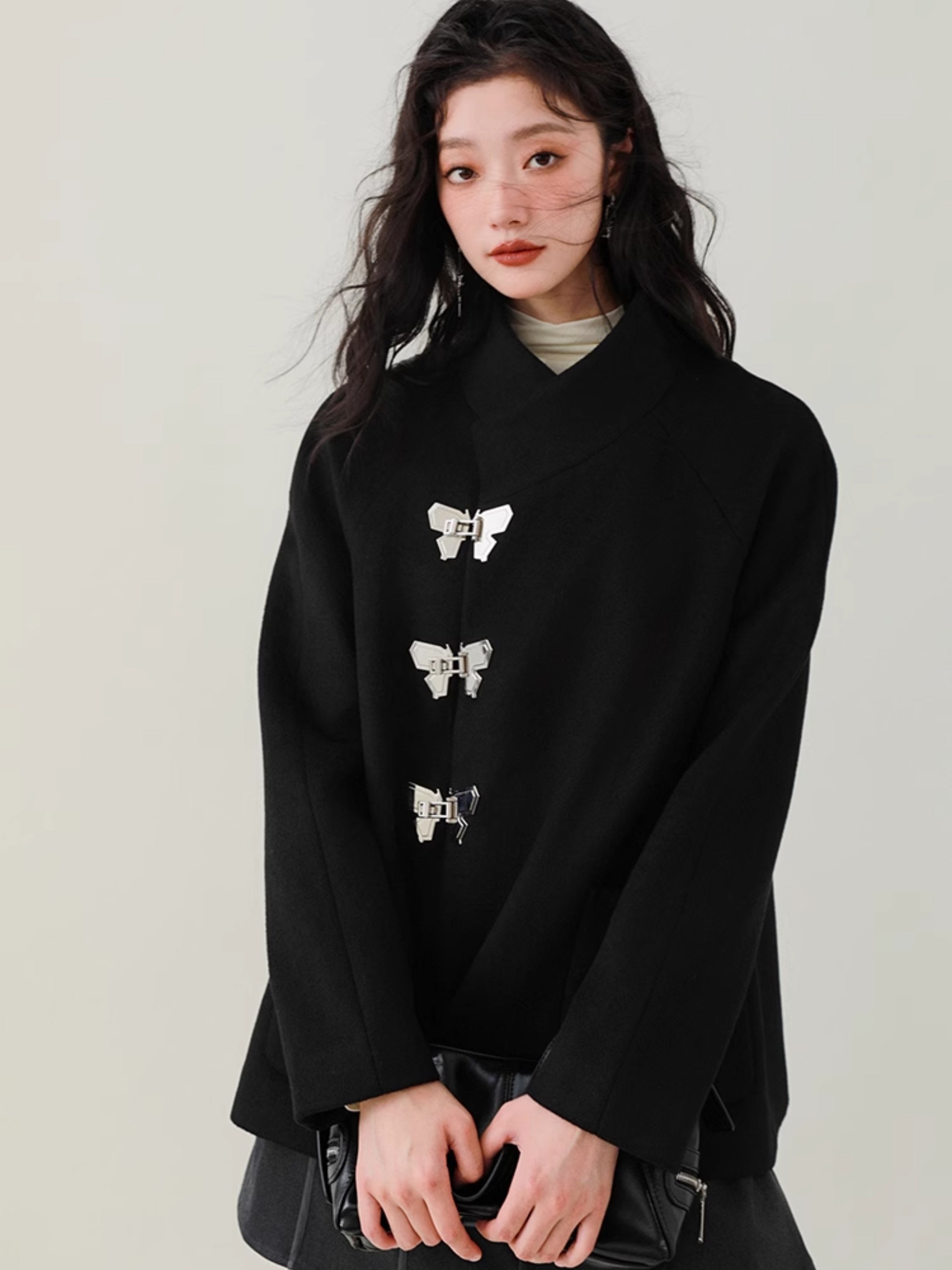 Bouton de papillon de collier debout manteau court