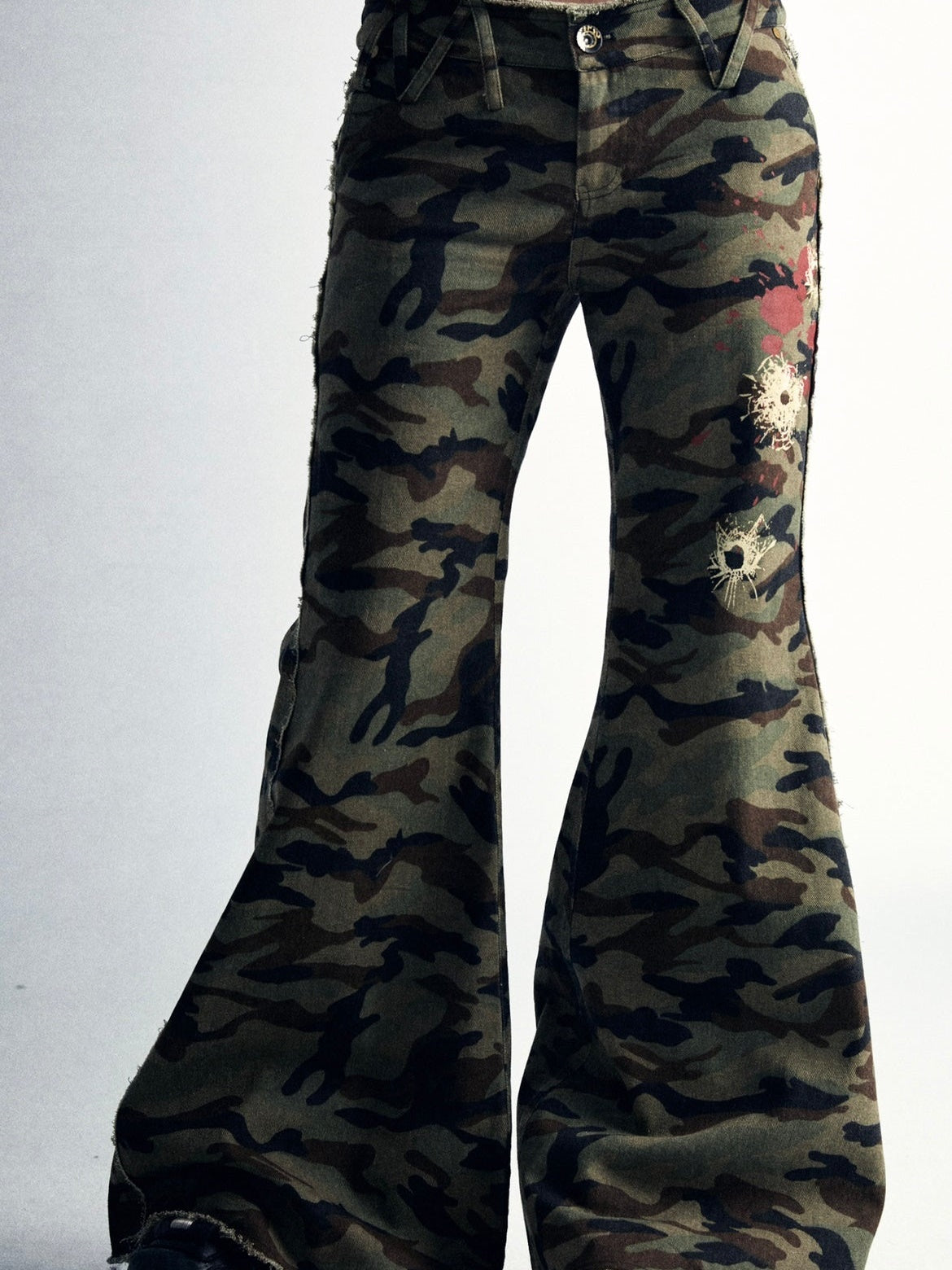 Pantalon évasé de camouflage à faible taille