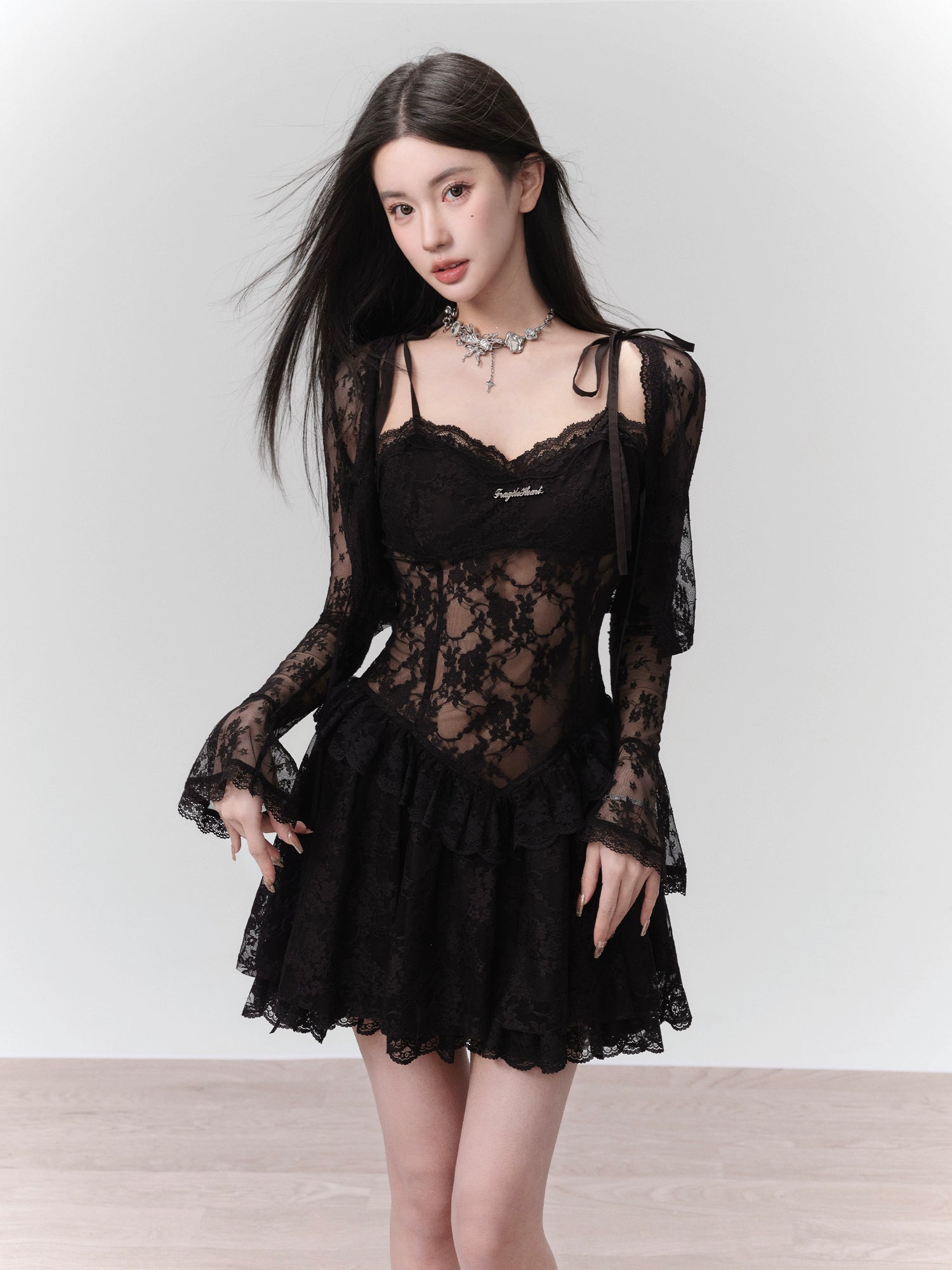 Dentelle petite robe noire douce et épicée