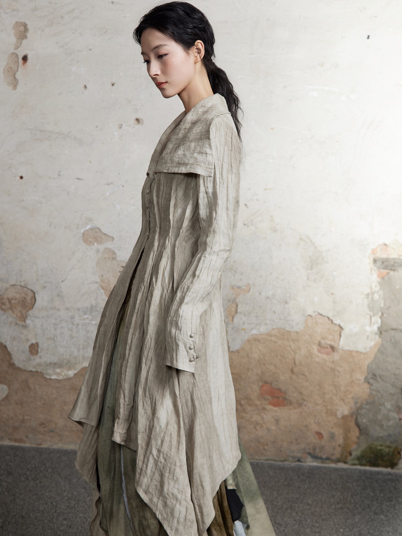 Plant-dyed Pleated Textured Lapel Long Coat