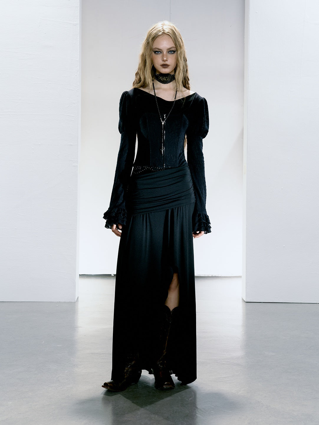 Robe plissée asymétrique à épaules inclinées