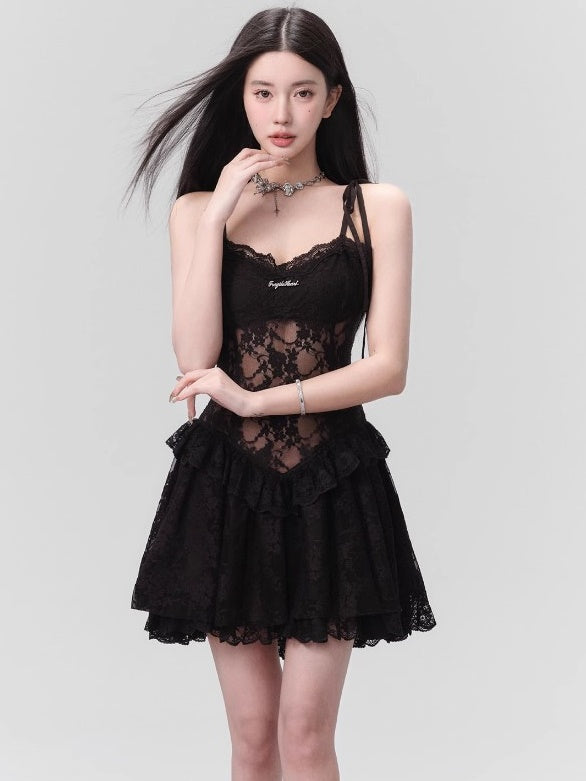 Dentelle petite robe noire douce et épicée