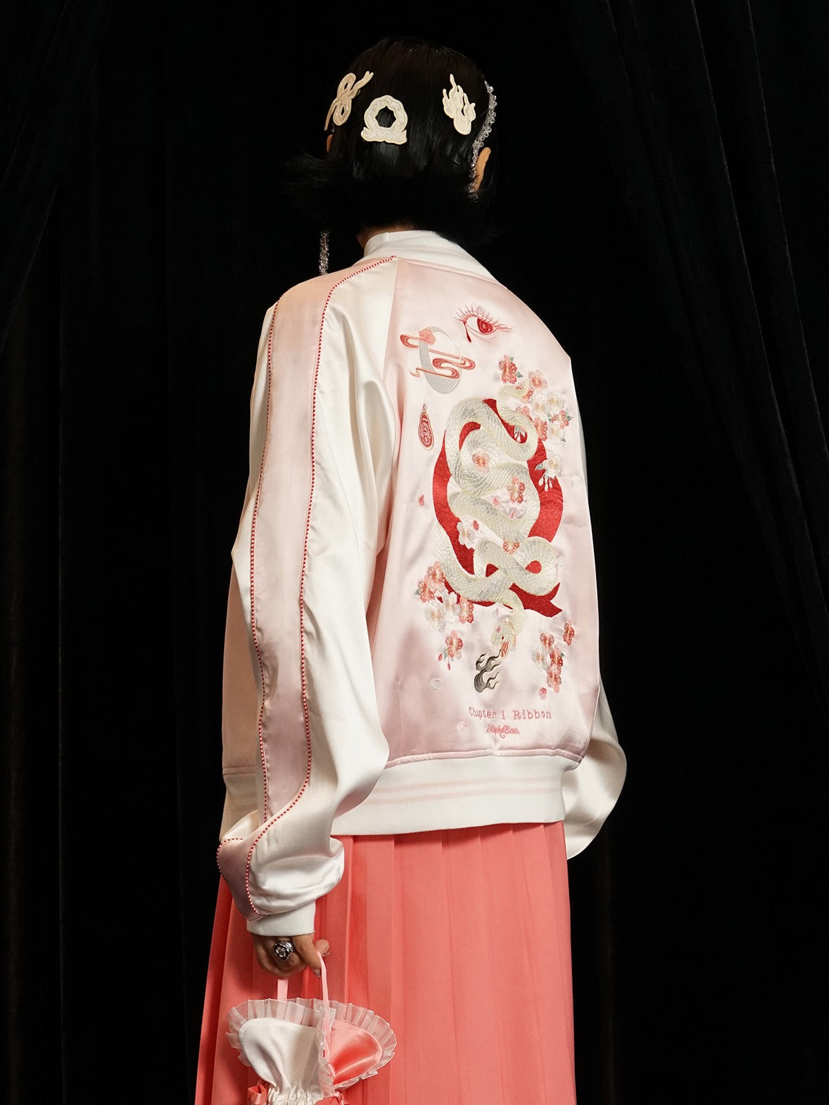 Broderie veste en satin de fleur de cerise