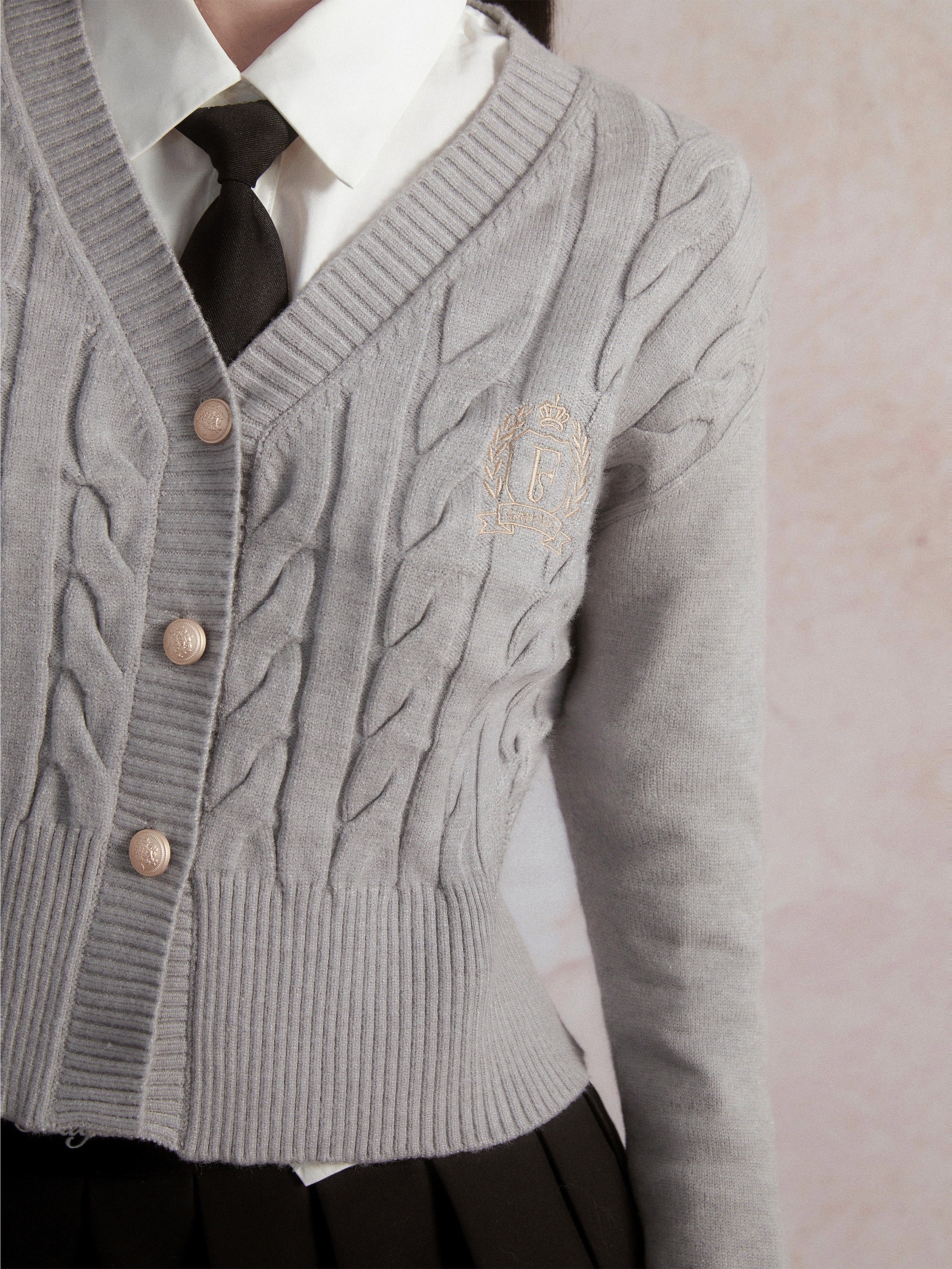 Cardigan tricoté par câble de style collégial