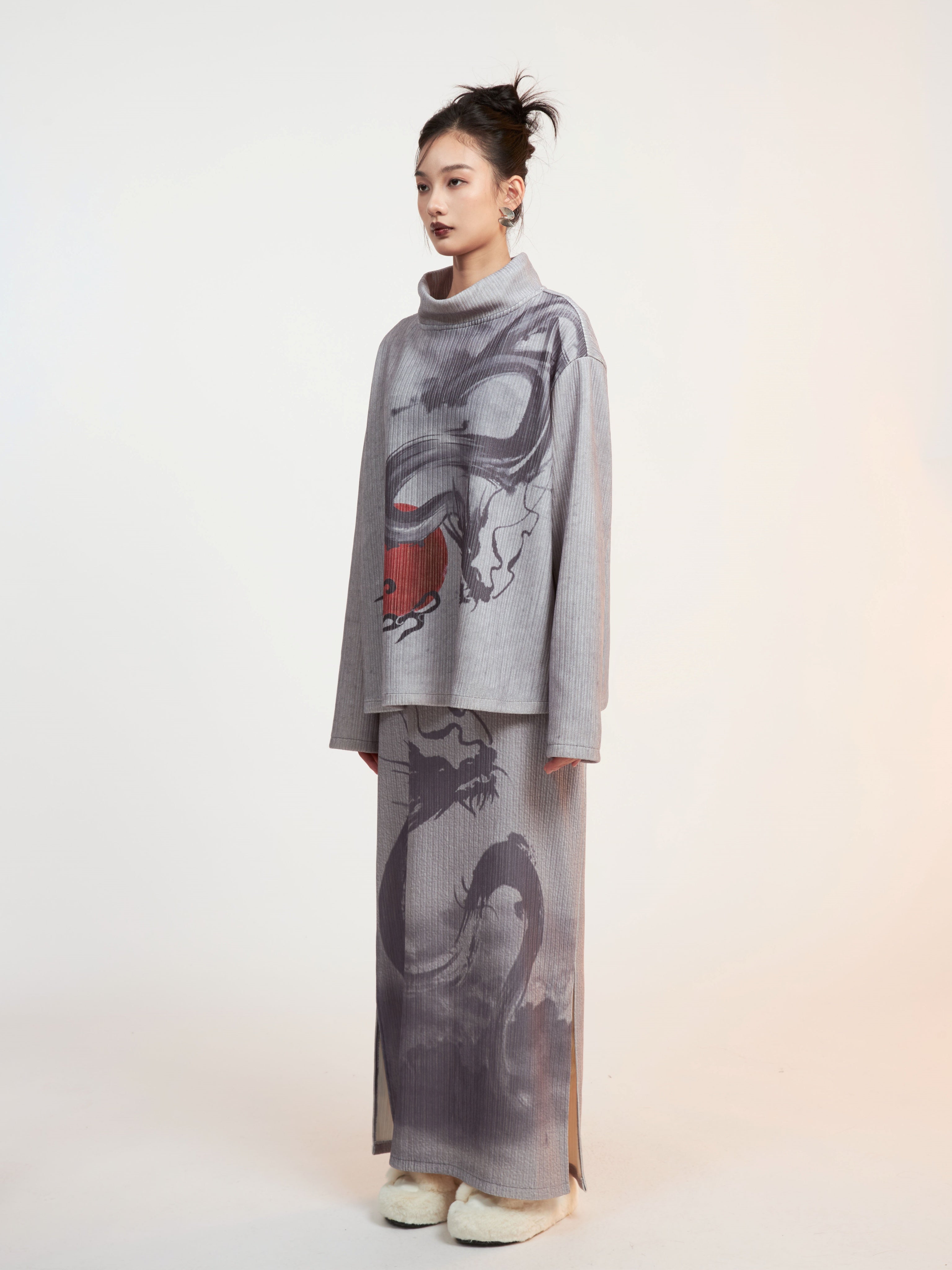 Dragon Printed Mock-Neck Cutsew ＆ Slit Box Skirt