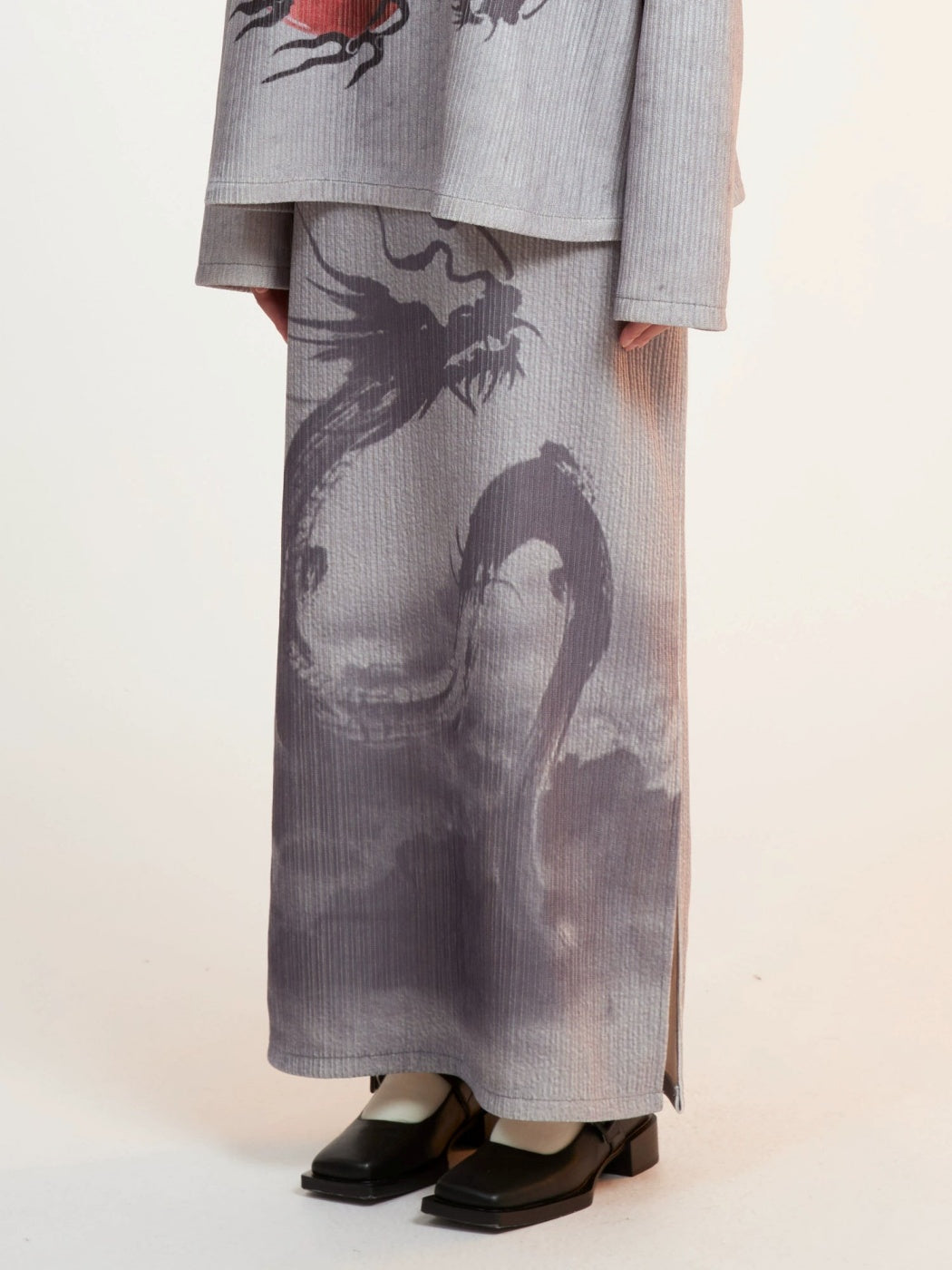 Dragon Printed Mock-Neck Cutsew ＆ Slit Box Skirt