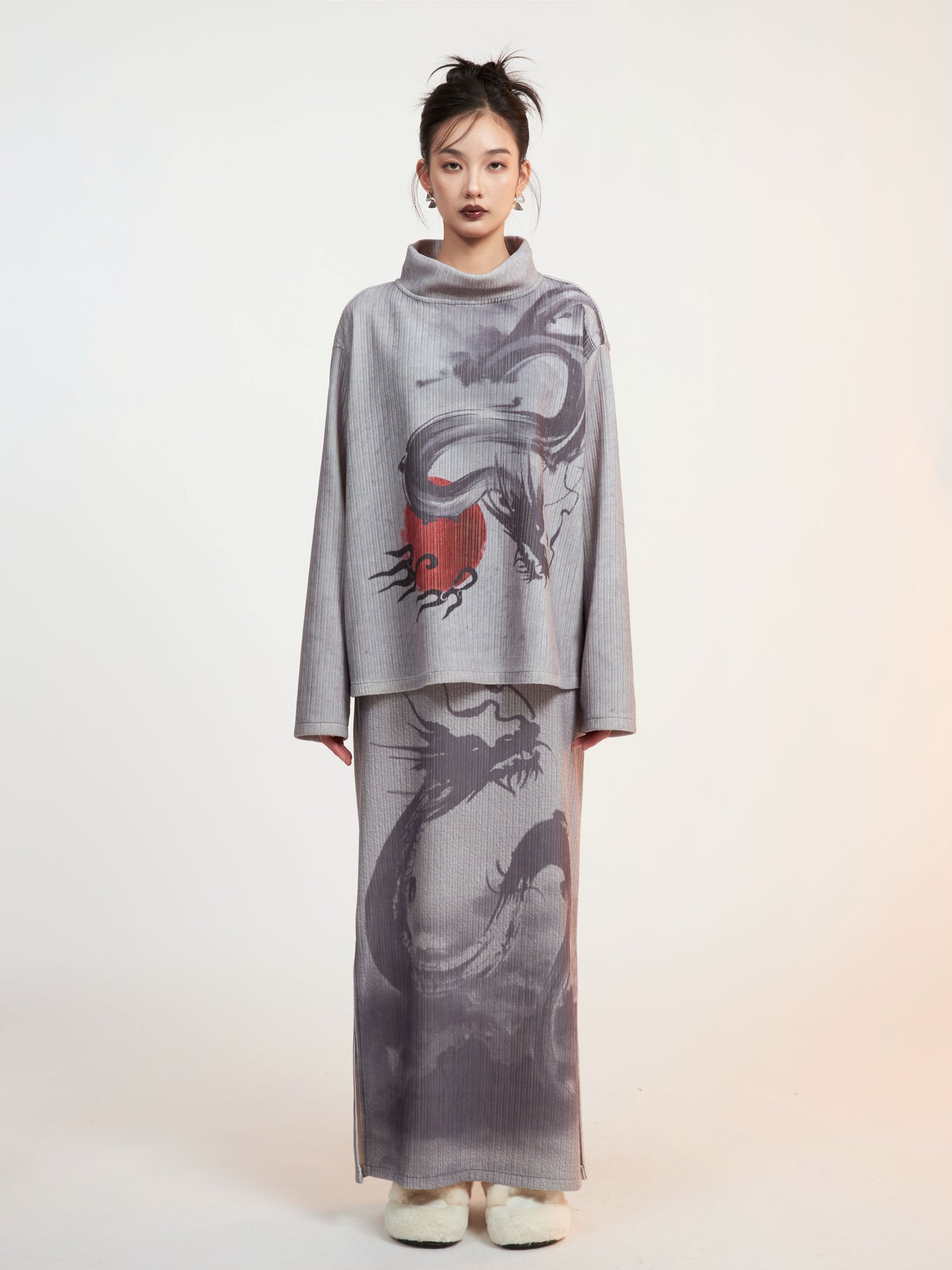 Dragon Printed Mock-Neck Cutsew ＆ Slit Box Skirt