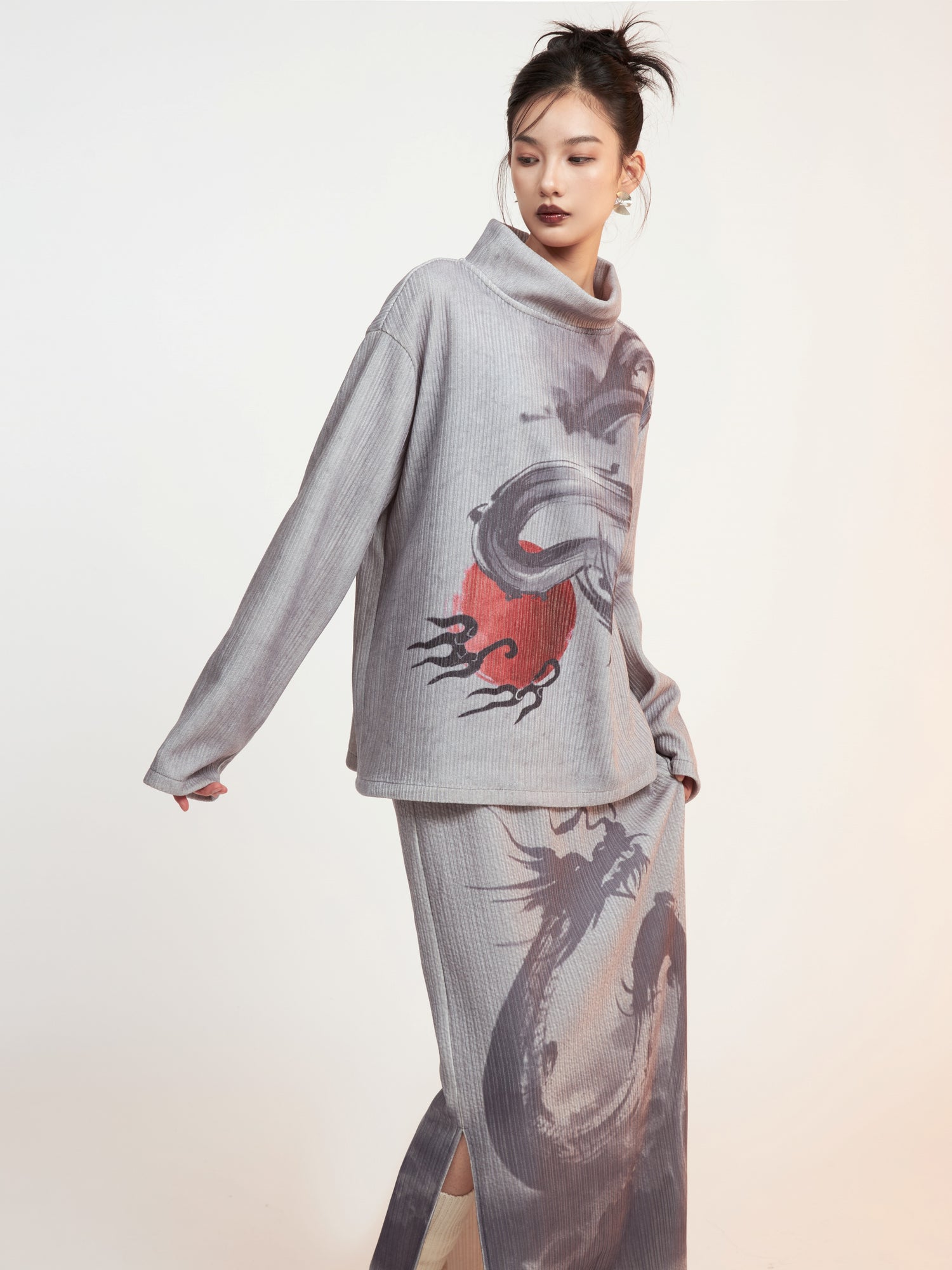 Dragon Printed Mock-Neck Cutsew ＆ Slit Box Skirt