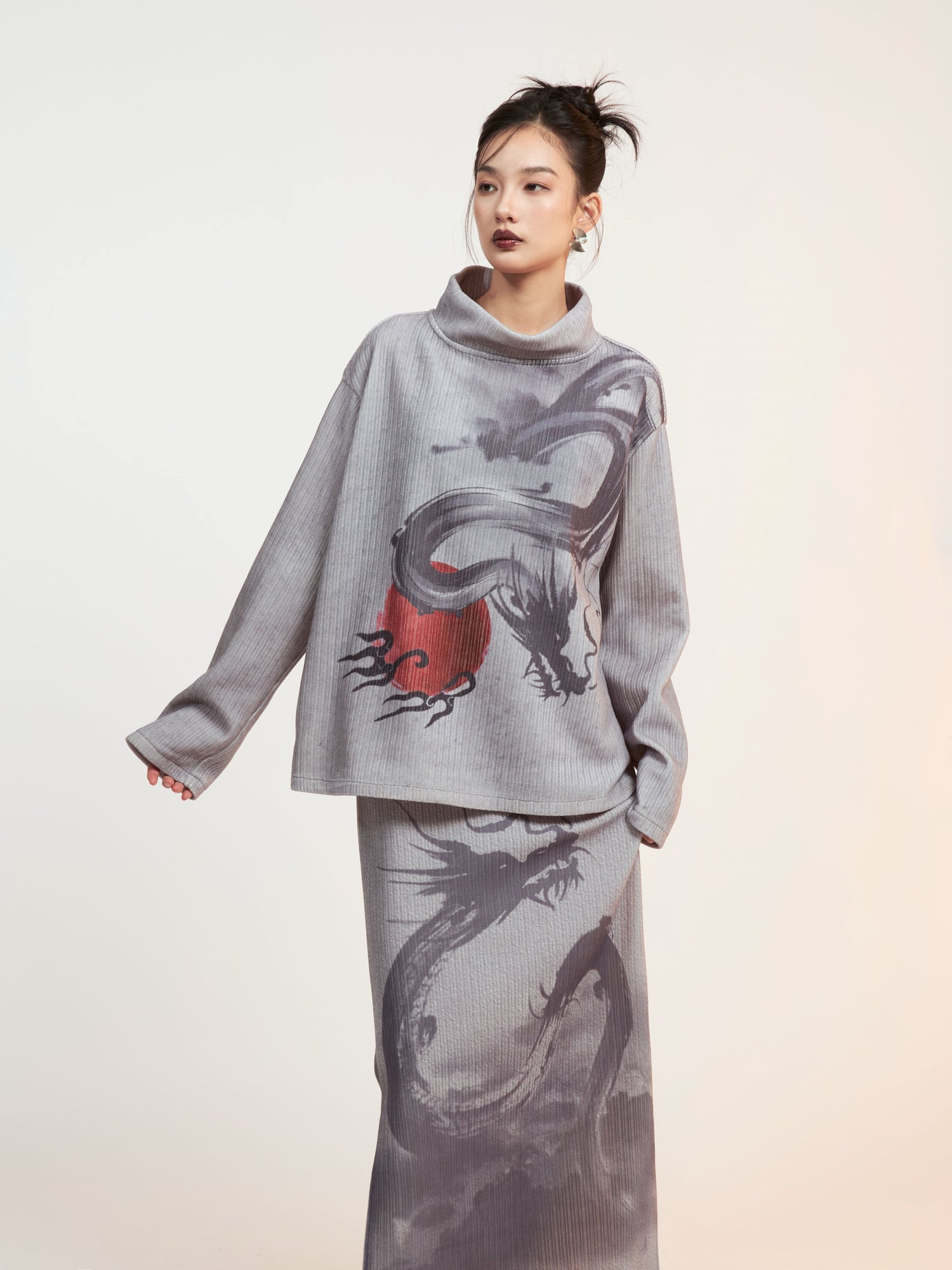 Dragon Printed Mock-Neck Cutsew ＆ Slit Box Skirt