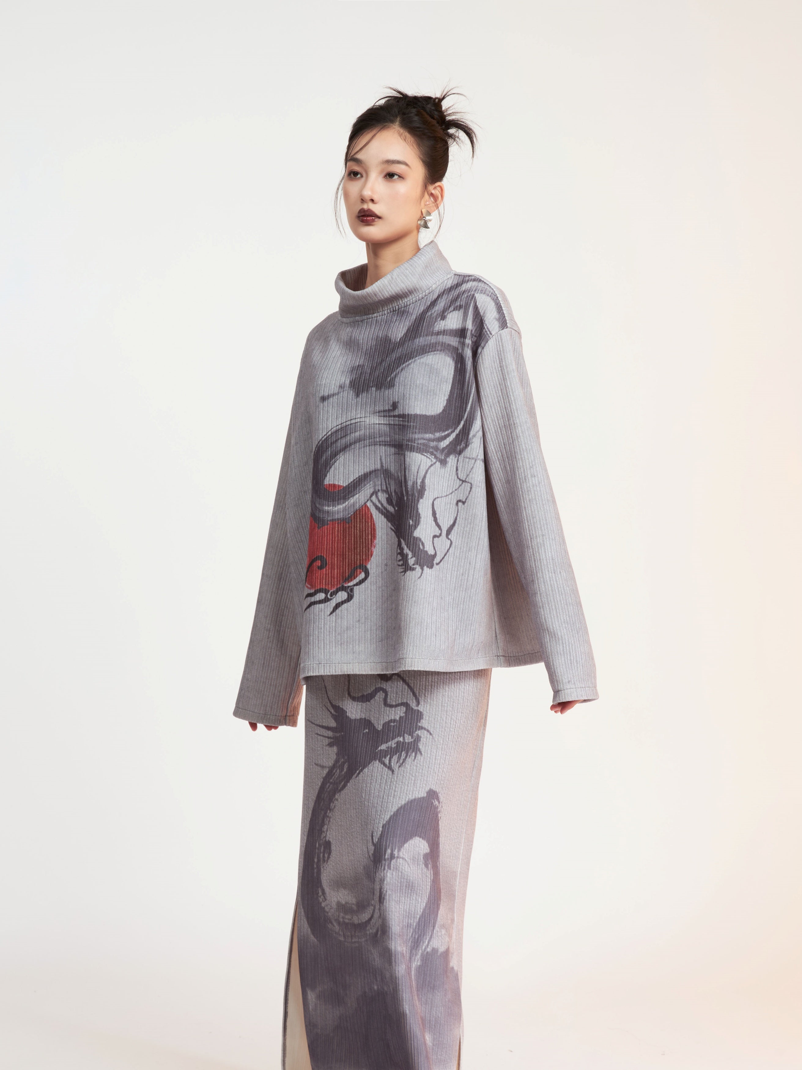 Dragon Printed Mock-Neck Cutsew ＆ Slit Box Skirt