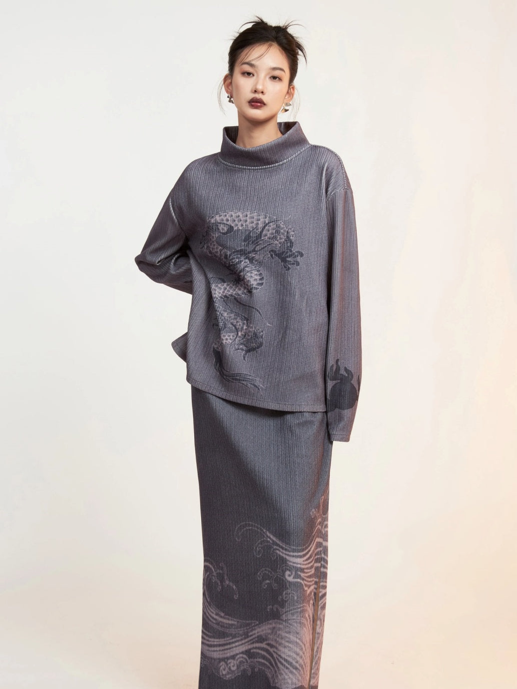 Dragon Printed Mock-Neck Cutsew ＆ Slit Box Skirt