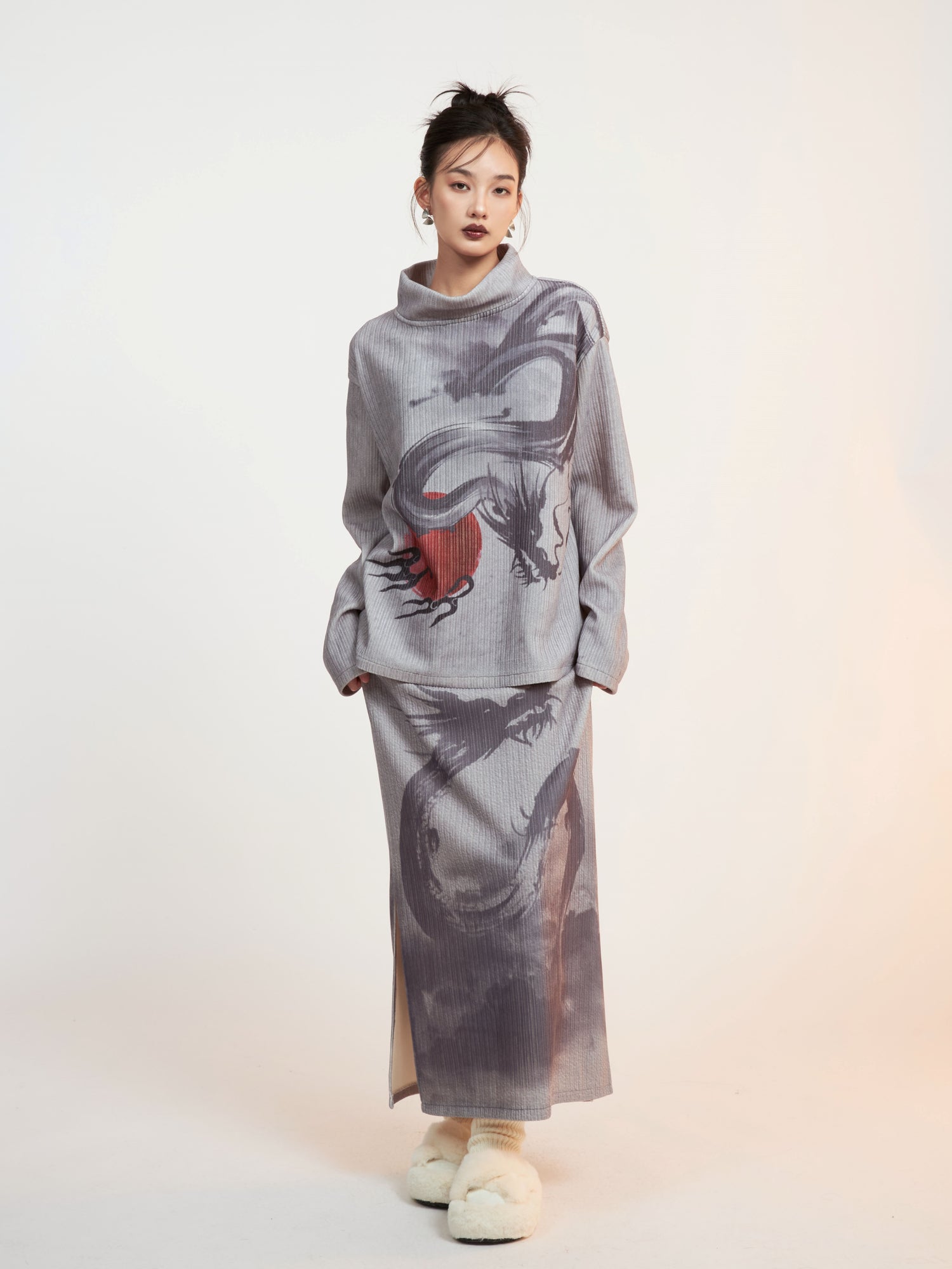 Dragon Printed Mock-Neck Cutsew ＆ Slit Box Skirt