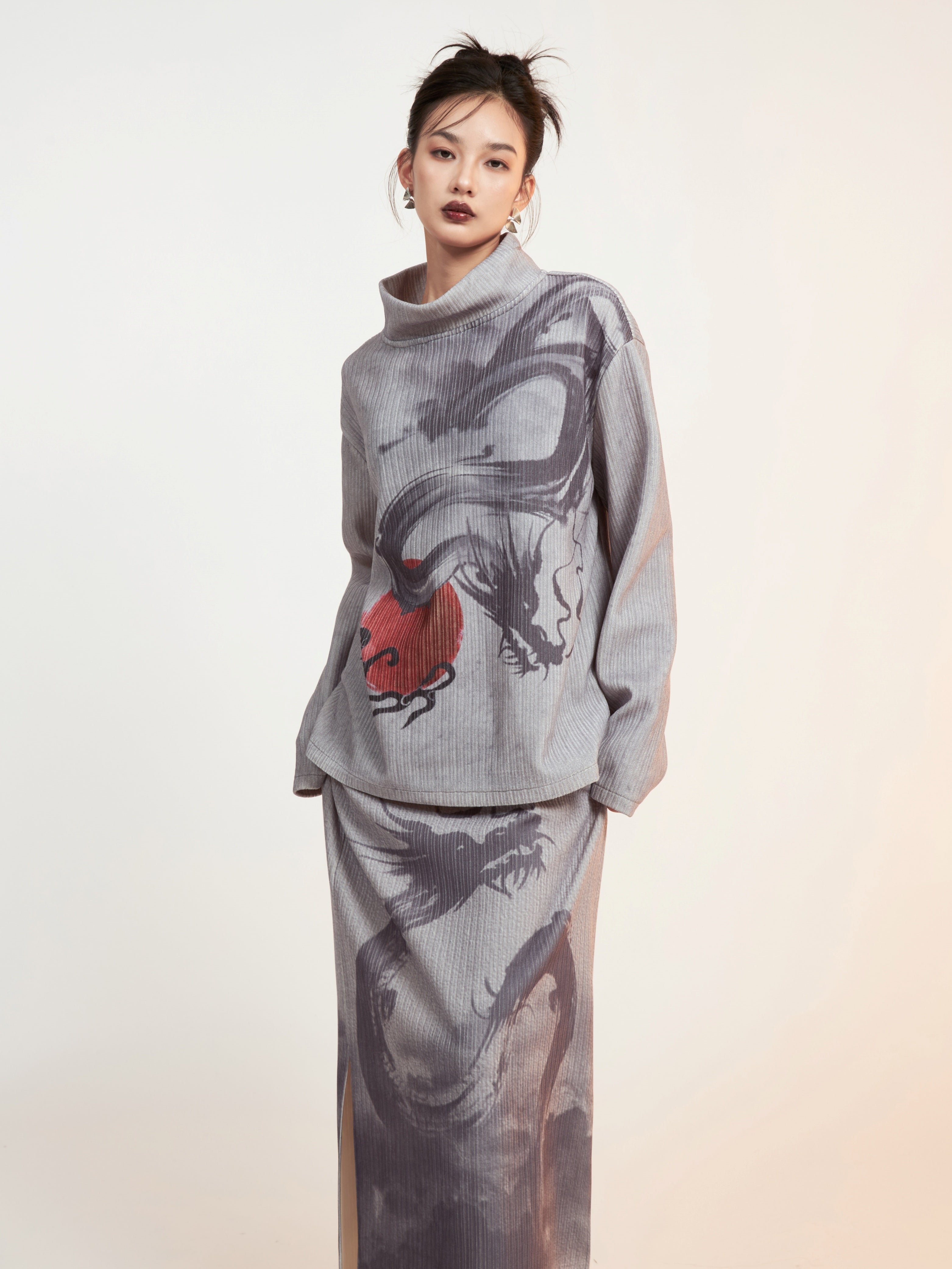 Dragon Printed Mock-Neck Cutsew ＆ Slit Box Skirt