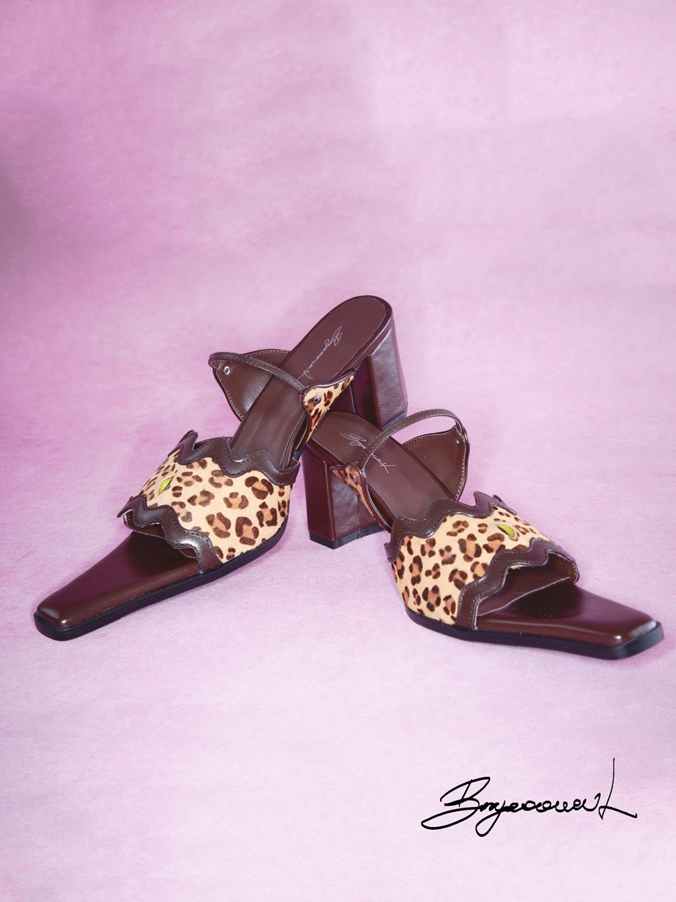 Modische Sandale mit modischer modischer Leoparden-Heel