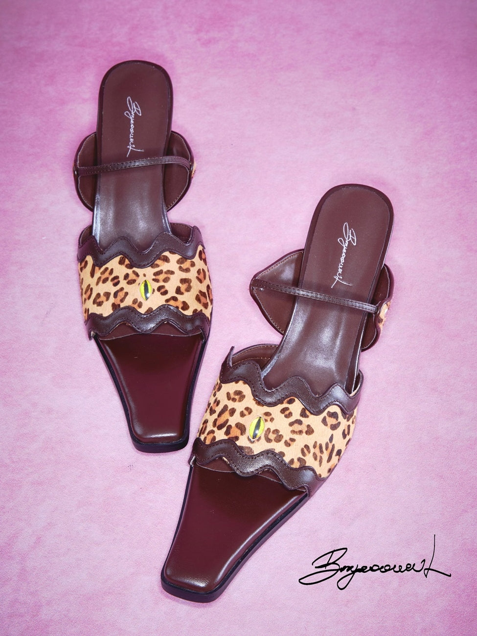 Modische Sandale mit modischer modischer Leoparden-Heel