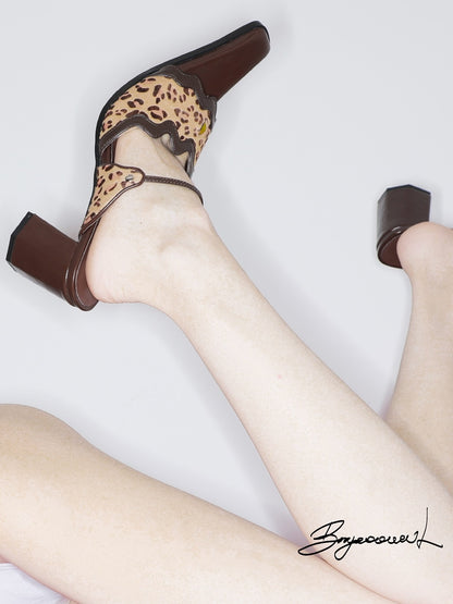 Modische Sandale mit modischer modischer Leoparden-Heel