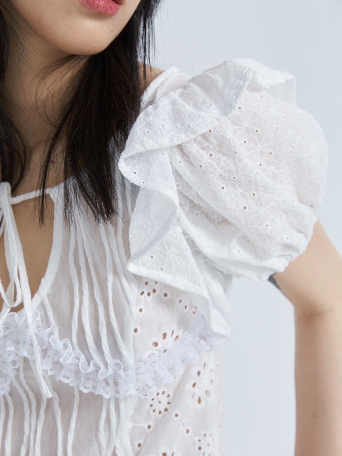 Broderie irrégulière en dentelle à manches bouffées