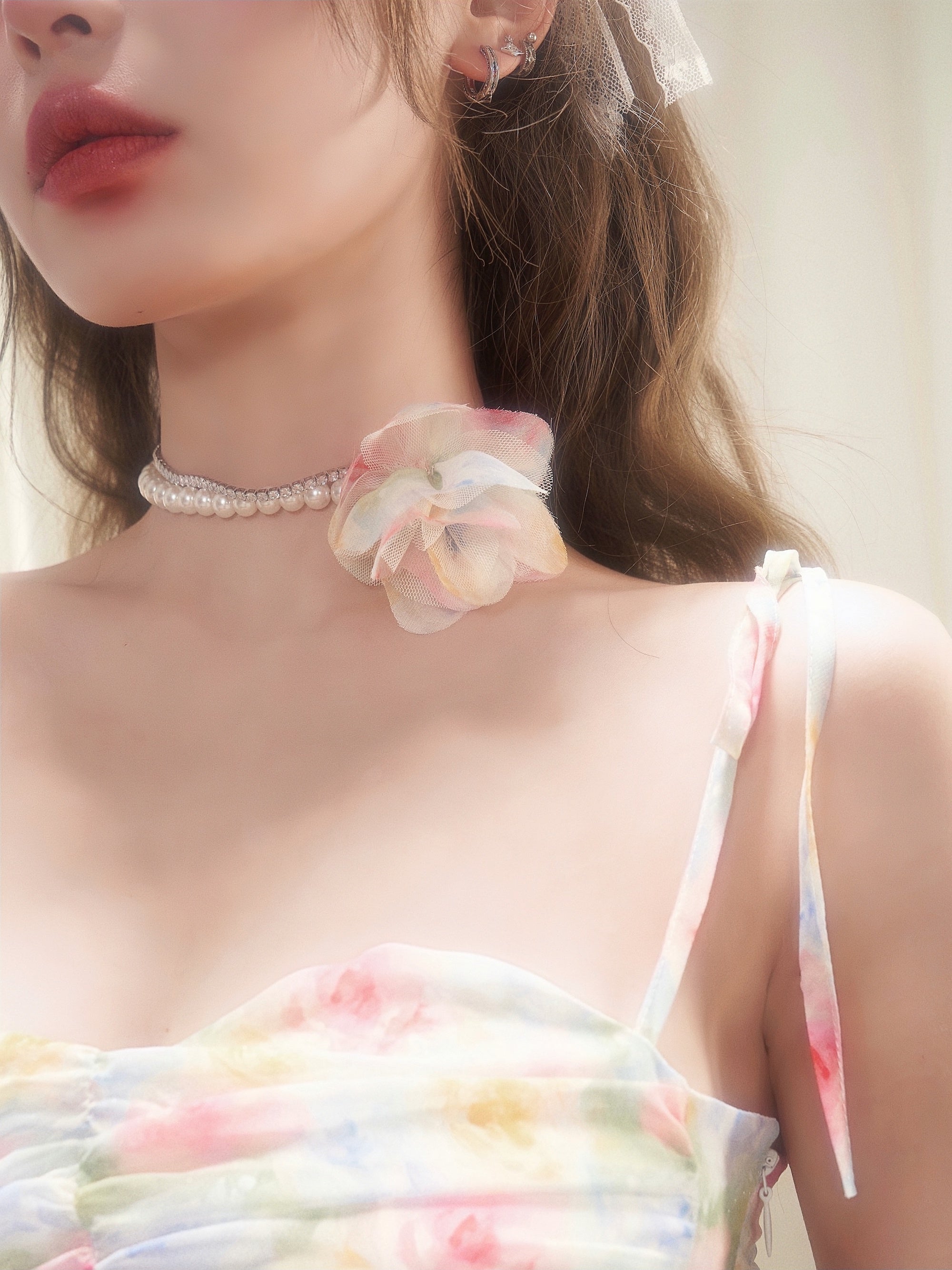 Robe à suspension florale maculée avec collier de perle rose