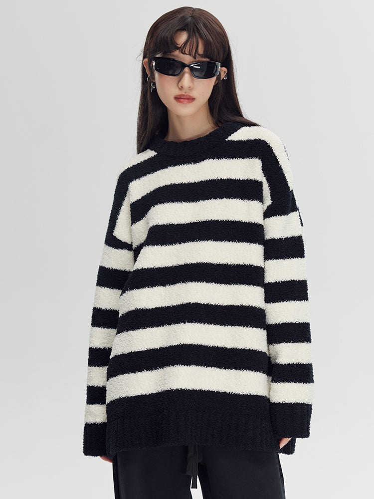 LOOSE BORDER SWEATER