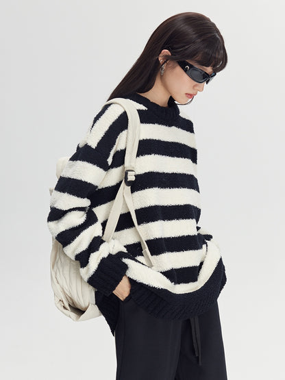 LOOSE BORDER SWEATER