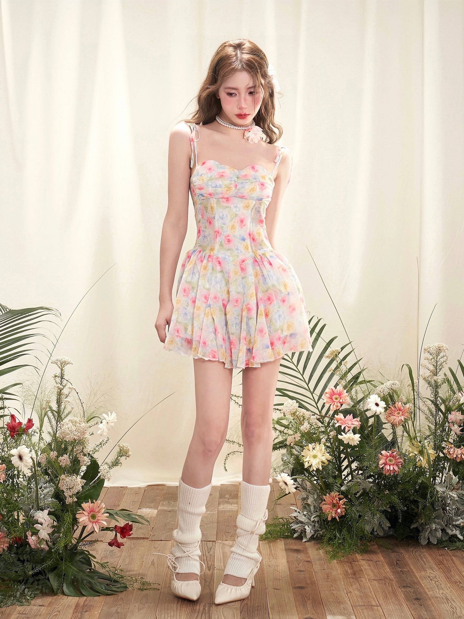 Robe à suspension florale maculée avec collier de perle rose