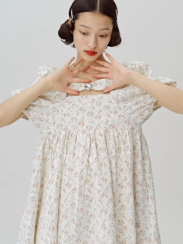 Robe florale à manches bouffantes au cou carré